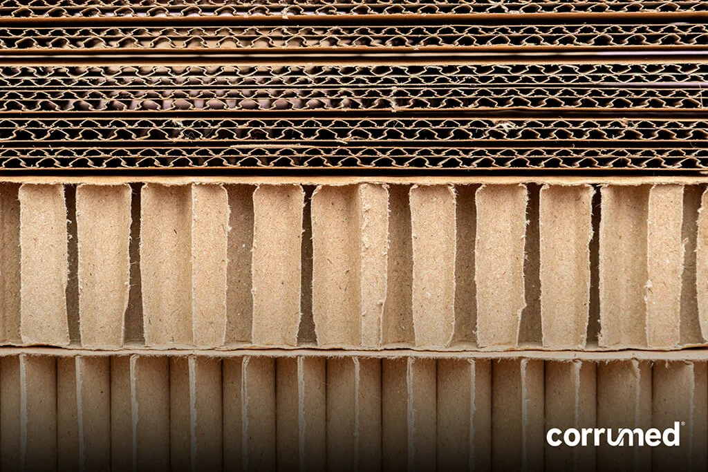 Detalle de la estructura del cartón corrugado donde se observan las capas liner y el fluting que proporcionan resistencia y protección al empaque.