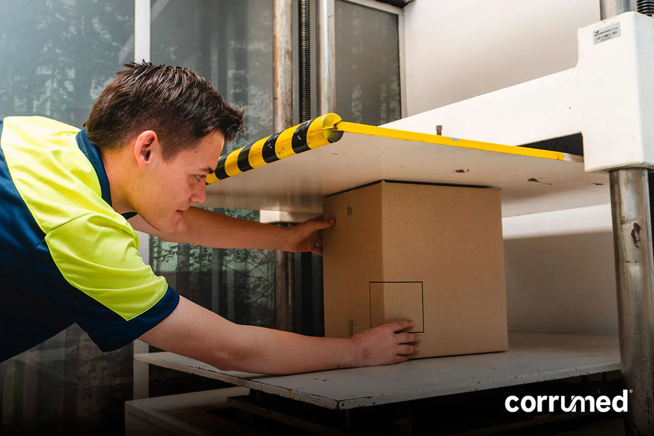 Prueba de resistencia a la compresión de una caja de cartón corrugado.
