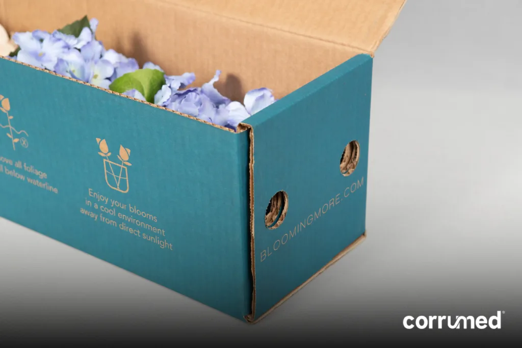 Caja de cartón corrugado conteniendo flores con diseño impreso