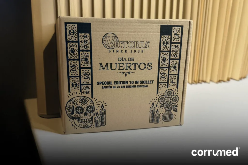 caja de carton corrugado sobre mesa blanca en un fondo café.