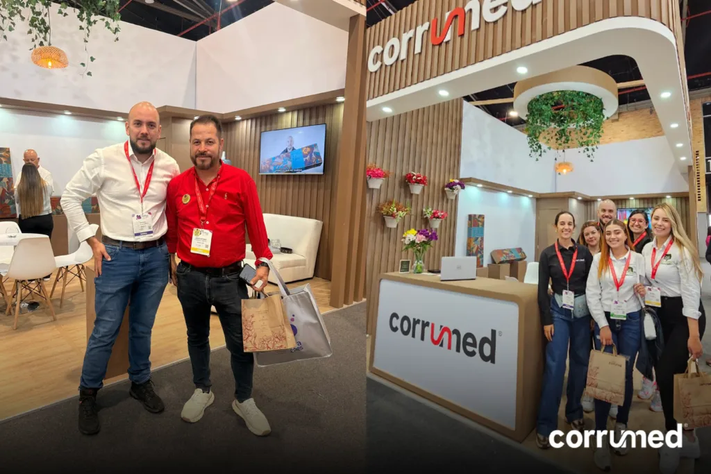 Clientes en el stand de Proflora 2025 de Corrumed, fortaleciendo relaciones comerciales y compartiendo soluciones sostenibles de empaque en cartón corrugado.