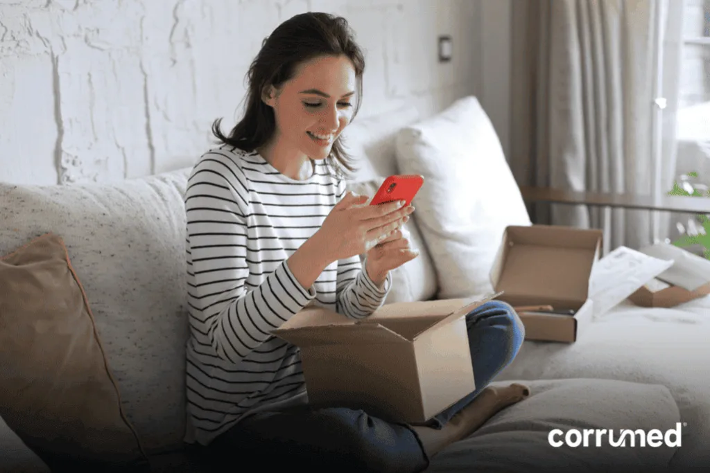 mujer en sala abriendo un empaque de cartón experiencia de unboxing.